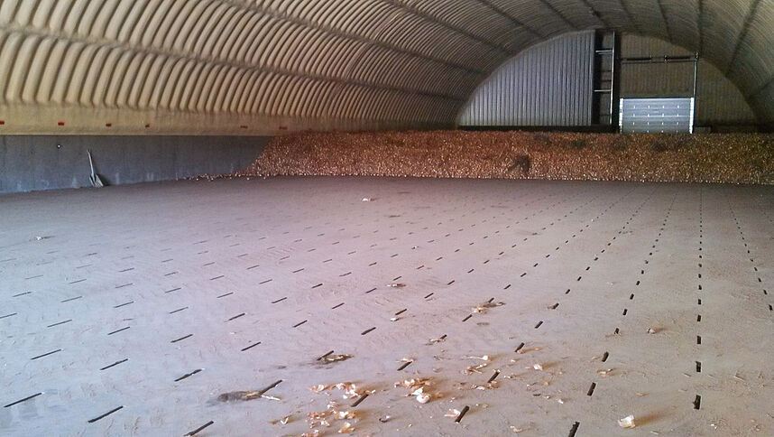 Onion storage with air floor