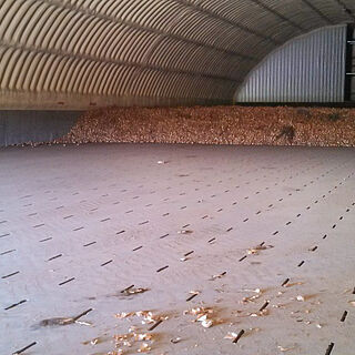 Onion storage with air floor